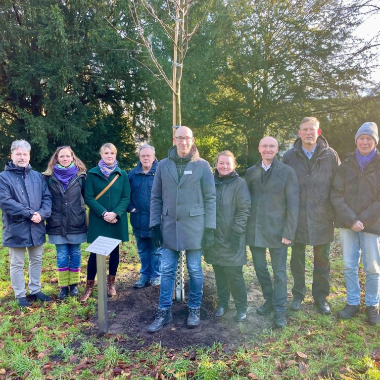 Gedenken an NS-Opfer: Uetersen pflanzt Wildapfel