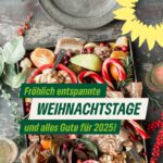 Das Bild zeigt den Ausschnitt eines Esstisches. Darauf ist in der Mitte ein Tablett mit weihnachtlichen Lebensmitteln: Mandarinen- und Apfelspalten. zwei Zuckerstangen in Rot und Weiß, Granatapfel, Schokolade und Spekulatiuskekse. Oben rechts in der Ecke des Fotos ist das gelbe Sonnenblumen-Logo. In der Mitte die Schrift in 3 Zeilen "Fröhlich entspannte Weihnachtstage und alles Gute für 2025!"