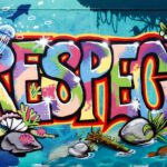 Das Foto zeigt ein Graffito mit dem großen Schriftzug RESPECT in Großbuchstaben, in bunten Farben mit schwarzer Umrandung vor dem Hintergrund einer Unterwassermeeresszenerie mit Anemonen, Muscheln, Korallen und ein paar Fischen