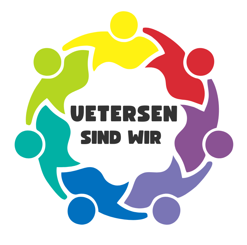 Das Bild zeigt das Logo der Initiative UETERSEN sind WIR, das aus der Arbeitsgemeinschaft Demokratie im Bündnis für Familie Uetersen hervorgegangen ist. Das Logo setzt sich zusammen aus einem Kreis, der sich aus 7 Figuren Piktogrammen von Personen zusammensetzen, die jeweils den rechten Arm auf die Linke Schulter der benachbarten Person legen. Die Figuren haben unterschiedliche Farben. Oben in der Mitte ist Gelb. gEgen den Uhrzeigersinn folgen Hellgrün, Türkis, Mittelblau, Lila, Violett und Orange. In der Mitte dieses aus den Figuren gebildeten Kreises steht in zwei Zeilen der Name UETERSEN SIND WIR in Großbuchstaben