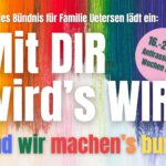 Das rechteckige Bild im Querformat zeigt eine Leinwand, auf der von Oben nach unten über zwei Drittel des Bildes senkrechte Farbstreifen mit dickem Pinsel aufgemalt wurden. Die Streifen sind mit Farbverlauf gelb, orange, rot, grün, blau, lila. Auf der bunten Farbe steht in weißen Buchstaben "Lokales Bündnis Uetersen lädt ein:" darunter in großen Buchstaben zweizeilig über das gesamte Bild "Mit DIR wird's WIR! Un d wir machen's bunt." Rechts oben neben dem Wort "DIR" ist ein Kuller in Rosa, darauf in dunkelgrüner Schrift "16.. - 29.03 Antirassismus-Wochen in SH."